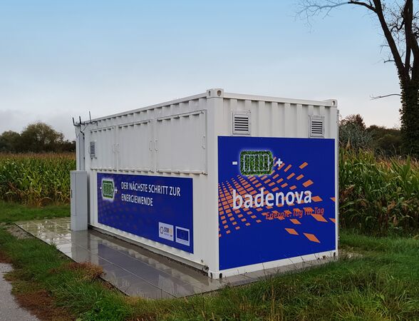 Seecontainer mit Aufschrift badenova vor einem Maisfeld