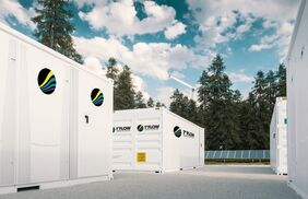 Große weiße Seecontainer mit 1st-Flow-Logo